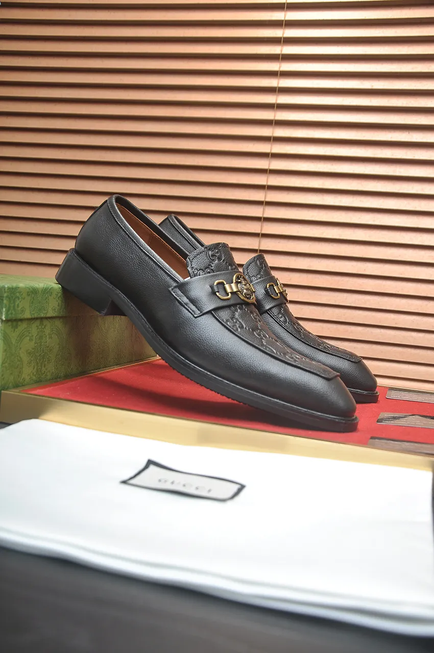 Men's shoes💰460💶Italy's top luxury men's shoes giant [GUCCI Gucci] has a new model 🍃Original European style🔰 Pleasant to the eye😍In order to make the shoes more durable and non-deformable🌀The production continues to follow traditional methods but there is still no lack of innovation💪The original cowhide is chosen for the leather♻️ Smooth, natural and exceptionally bright⭐Made of imported cowhide, the first choice of the rich 38-45 (45 customized)